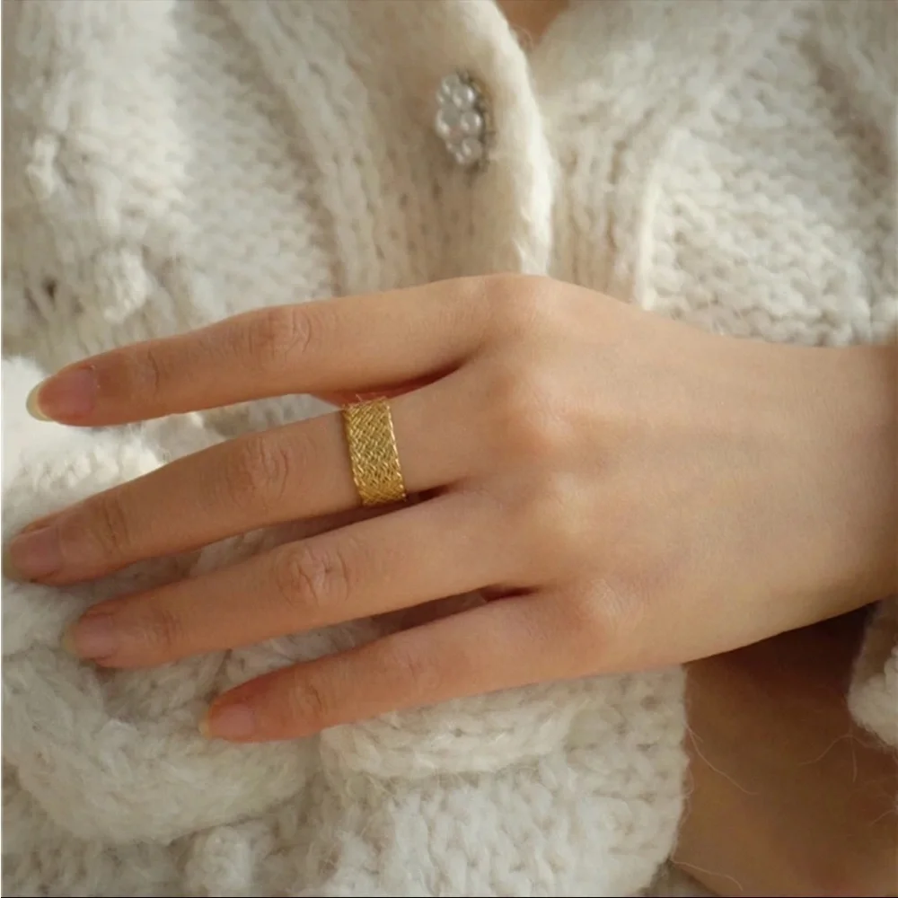 Elegant Gold Textured Ring